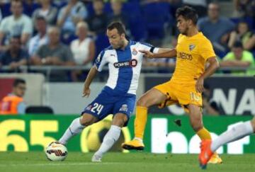 El jugador del RCD Espanyol Montañés se dsipone a chutar ante el portugués Ricardo Horta.