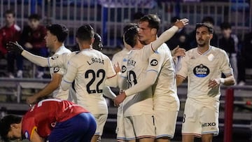 OVIEDO (ASTURIAS), 29/10/2024.- Juanmi Latasa del Valladolid anota un gol ante el Astur ester martes, durante un partido de primera ronda de la Copa del Rey, entre el Astur y el Real Valladolid CF, en el estadio Hermanos Llana de Oviedo. EFE/ Paco Paredes