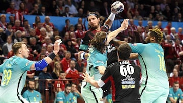 La defensa barcelonista intenta frenar a Laszlo Nagy.