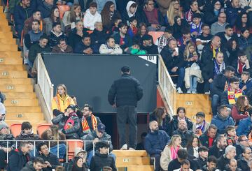 Aficionados del Valencia que se desplazaron a Mestalla abandonan el estadio en el minuto 30 de partido despus de ver cmo el Barcelona le haca cuatro goles.