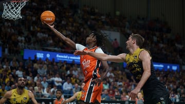 El escolta del Valencia Brancou Badio (c) entra a canasta ante Aaron Doornekamp (d), del Tenerife, durante el tercer partido de las semifinales de la Liga Endesa de baloncesto que La Laguna Tenerife y Valencia Basket disputan este sábado en el pabellón Santiago Martín de La Laguna, en Tenerife.