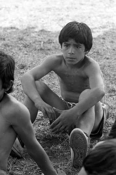 Maradona del equipo juvenil de Los Cebollitas sentado en el suelo, Buenos Aires, Argentina, 1973.