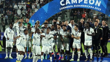 Liga de Quito players celebrate with the trophy of the Copa Sudamericana football tournament after the final match between Brazil's Fortaleza and Ecuador's Liga de Quito at the Domingo Burgue�o Miguel stadium in Maldonado, Uruguay, on October 28, 2023. (Photo by Pablo PORCIUNCULA / AFP)