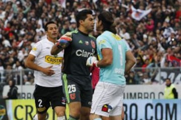 El 21-10-2012, Colo Colo derrotó 1-0 a la U en el Monumental, con gol de Carlos Muñoz. Tras el partido, el arquero Francisco Prieto se burló de la barra azul Los de Abajo. Ese gesto enojó a Johnny Herrera, quien corrió todo el campo para increpar al golero albo. Ambos fueron expulsados después del partido, junto a Gonzalo Fierro.