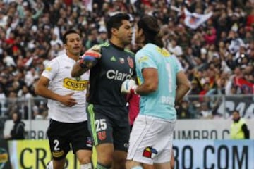 El 21-10-2012, Colo Colo derrot&oacute; 1-0 a la U en el Monumental, con gol de Carlos Mu&ntilde;oz. Tras el partido, el arquero Francisco Prieto se burl&oacute; de la barra azul Los de Abajo. Ese gesto enoj&oacute; a Johnny Herrera, quien corri&oacute; todo el campo para increpar al golero albo. Ambos fueron expulsados despu&eacute;s del partido, junto a Gonzalo Fierro.