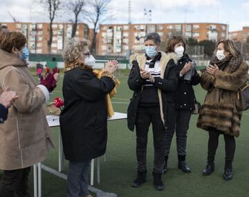 Homenaje a las jugadoras del 'primer' partido de fútbol femenino en España.