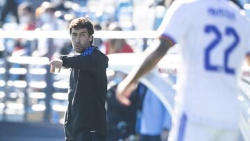 Raúl da una instrucción a un jugador del Castilla.