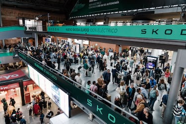 Decenas de personas esperan en la estación de Atocha-Almudena Grandes, a 29 de abril de 2025, en Madrid (España).