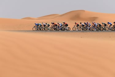 Primera etapa del Tour de Arabia, otra prueba con gran cartel en un país que se está abriendo a eventos deportivos, con triunfo para el portugués Rui Costa, ex campeón del mundo. Las dunas, el viento y las altas temperaturas acompañaron a los 123 corredores que tomaron la salida desde la capital, Riad. 