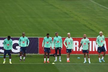  Vinicius Jr, Rodrygo, Alex Sandro, Raphinha, Antony, Dani Alves and Pedro of Brazil warm up during the first training session at Juventus Training Center on November 14, 2022 in Turin, Italy. 