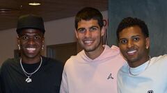 Carlos Alcaraz, con Vinicius y Rodrygo.