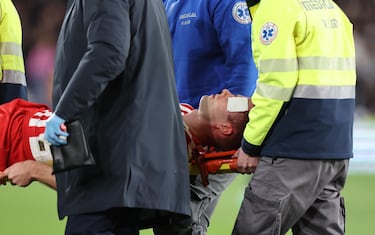 El jugador rojiblanco Sorloth sale en camilla tras un choque de cabeza con el jugador del Levante, Matías Moreno, que también se retiró lesionado. 