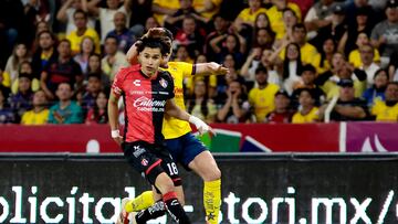 Atlas' midfielder #18 Jeremy Marquez and America's defender #03 Israel Reyes fight for the ball during the Liga MX Clausura football match between Atlas and America at the Jalisco Stadium in Guadalajara, Jalisco state, Mexico on March 15, 2025. (Photo by Ulises Ruiz / AFP)