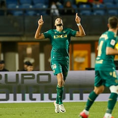 Chris Ramos vuela muy alto para salvar al Cádiz