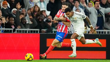 Rodrygo disputa un balón en carrera con Javi Galán en una jugada del derbi del pasado sábado en el Bernabéu.