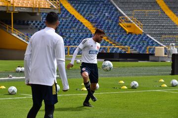 El equipo de Reinaldo Rueda realizó su última práctica en la capital colombiana en el estadio El Campín. Viajarán a Montevideo este martes 5 de octubre y allí continuarán con su preparación para enfrentar a la Selección de Uruguay este jueves 7 de octubre. 