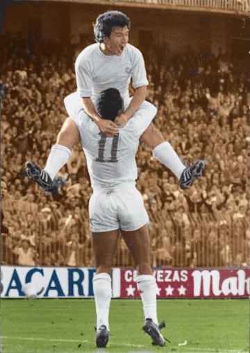 Cunningham abraza a un intrépido Juanito tra un gol.