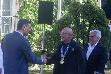 El presidente del Gobierno, Pedro Sánchez, saluda al entrenador de la selección española, Luis de la Fuente y al presidente de la Real Federación Española de Fútbol, Pedro Rocha, en la recepción a los campeones de Europa en el Palacio de la  Moncloa.