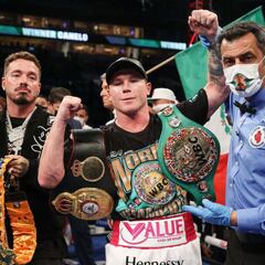Canelo Álvarez corrió del ring a dos aficionados de Jake Paul