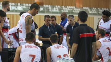 Porfirio Fisac da ordenes a sus jugadores.