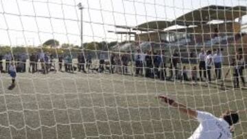 Los niños tuvieron la ocasión de lanzar penaltis a Casillas y algunos lograron batirle.
