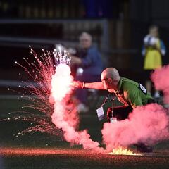 Aficionados de Toronto prenden fuego al estadio de Ottawa