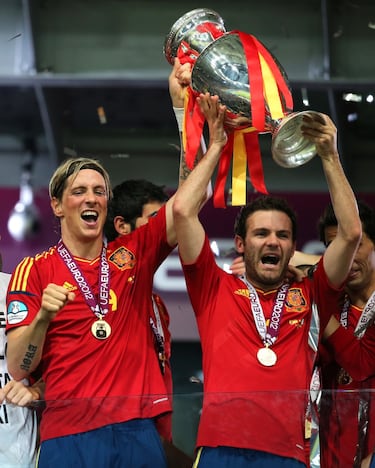 Nacido en Burgos, pero criado en Oviedo, Juan Mata se forjó en las categorías inferiores del Real Madrid, club en el que ingresó en el verano de 2003. La campaña 2006-07 la jugó en las filas del Castilla, donde explotó y anotó 10 tantos: sólo el delantero, Negredo, marcó más que él. Ese verano de 2007 se marchó al Valencia tras no querer renovar su contrato con el equipo blanco. Con la Selección española, acudió a la Eurocopa de 2012, y sólo actuó tres minutos de la final contra Italia.