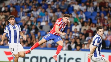 SAN SEBASTIÁN, 06/10/2024.- El delantero argentino del Atlético de Madrid Julián Álvarez dispara a puerta para marcar gol ante la Real Sociedad, durante el partido de Liga disputado entre Atlético de Madrid y Real Sociedad este domingo en el estadio de Anoeta. EFE/Javi Colmenero