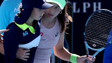 La turca gana a Alexandrova (11ª) y ayuda a una ‘ballkid’ que sufre un desvanecimiento. Kostyuk (20ª) y Cobolli (20º), también eliminados.