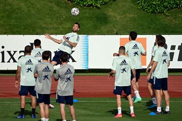 Sergio Busquets y el grupo.