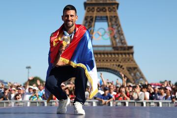 Novak Djokovic consigui¨® en Par¨ªs el ¨²nico t¨ªtulo que le faltaba, la medalla de oro ol¨ªmpica. El serbio posa con su presea delante de la Torre Eiffel.