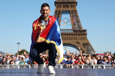 Novak Djokovic consiguió en París el único título que le faltaba, la medalla de oro olímpica. El serbio posa con su presea delante de la Torre Eiffel.