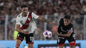 River Plate's defender Enzo Diaz (L) and Argentinos Juniors' forward Jose Maria Herrera fight for the ball during their Argentine Professional Football League tournament match at El Monumental stadium in Buenos Aires, on February 12, 2023. (Photo by ALEJANDRO PAGNI / AFP)