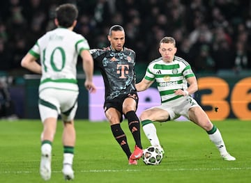 Alistair Johnston encima de Leroy San durante el Celtic FC vs Bayern Mnich desde Glasgow por la UEFA Champions League 2024-25. (ANDY BUCHANAN / AFP)