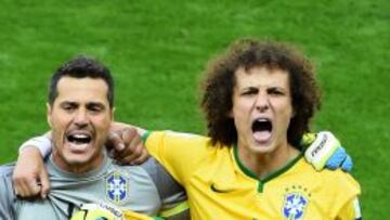 Julio C&eacute;sar y David Luiz, con la camiseta de Neymar.