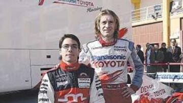<b>ILUSTRE COMPAÑERO. </b>Jarno Trulli hizo un descanso en su jornada de trabajo para saludar al español.