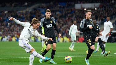 Modric marcó con este disparo el 4-0 al Elche, el tanto que cerró la goleada blanca antes de viajar a Pamplona.