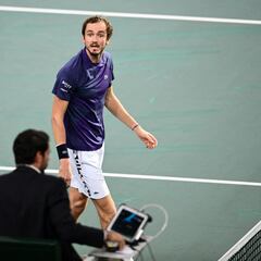 De Miñaur echa de París a un Medvedev rabioso