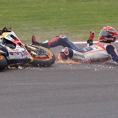 BAS102. TERMAS DE RÍO HONDO (ARGENTINA), 09/04/2017.- El piloto español Marc Marquez, de Honda, cae de su motocicleta hoy, domigno 9 de abril de 2017, durante la carrera del Gran Premio de Argentina de MotoGP, en el circuito de Termas de Rio Hondo (Argentina). EFE/David Fernández