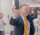 El show de Países Bajos tras la clasificación: lo de Van Gaal al llegar al hotel es digno de ver