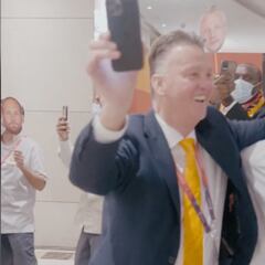 El show de Países Bajos tras la clasificación: lo de Van Gaal al llegar al hotel es digno de ver