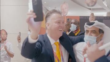 El show de Países Bajos tras la clasificación: lo de Van Gaal al llegar al hotel es digno de ver