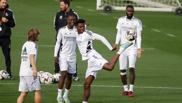 MADRID, 29/10/2022.- Los jugadores del Real Madrid, Luka Modric (i), Eduardo Camavinga (2i) y Aurélien Tchouameni (d) durante el entrenamiento realizado este sábado en la Ciudad Deportiva de Valdebebas para preparar el partido de la jornada 12 de LaLiga que disputan mañana ante el Girona en Madrid. EFE/Juan Carlos Hidalgo