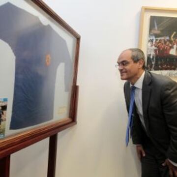 Rafael van Grieken mostró curiosidad por la camiseta con la que Marcelino marcó el gol de la victoria en la Eurocopa de 1964, que está expuesta en la Sala Vip de AS.