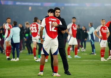 El entrenador del Arsena, Mikel Arteta,  con Jurrien Timber tras finalizar el  encuentro.