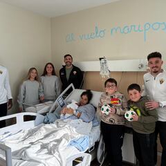 El Elche saca una sonrisa a los niños en los hospitales