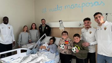 El Elche saca una sonrisa a los niños en los hospitales