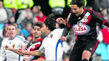 <b>PRIMER REVÉS. </b>Pachón cabecea a gol ante la oposición de Ayala y la atenta mirada de Aganzo y Chus Herrero.