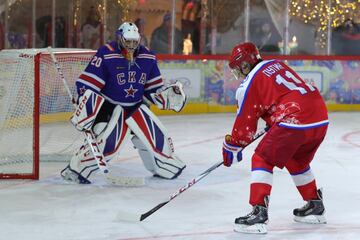 El presidente ruso, particip¨® de un partido de hockey hielo que ya se est¨¢ convirtiendo en un evento tradicional en las fechas cercanas a la navidad, en la Plaza Roja de Mosc¨², con la intenci¨®n de fomentar el inter¨¦s por el deporte amateur. Estuvo acompa?ado por otros pol¨ªticos como el ministro de defensa y algunos empresarios, adem¨¢s de ex jugadores profesionales.