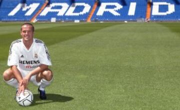 En 2004 fichó por el Real Madrid por unos 12 millones de euros. En una operación relámpago, Owen fue presentado con el número 11 del Real Madrid.